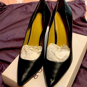 Ann Taylor black pumps